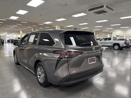 2024 Toyota Sienna LE
