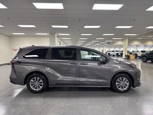 2024 Toyota Sienna LE