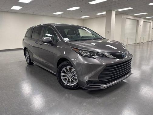 2024 Toyota Sienna LE