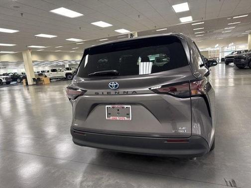 2024 Toyota Sienna LE