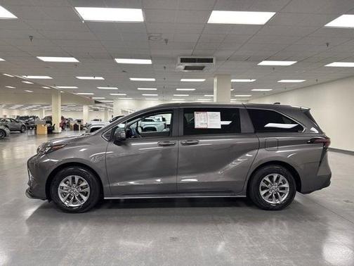 2024 Toyota Sienna LE