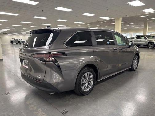 2024 Toyota Sienna LE