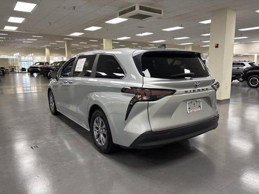 2023 Toyota Sienna LE