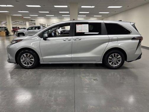 2023 Toyota Sienna LE