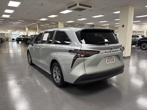 2023 Toyota Sienna LE