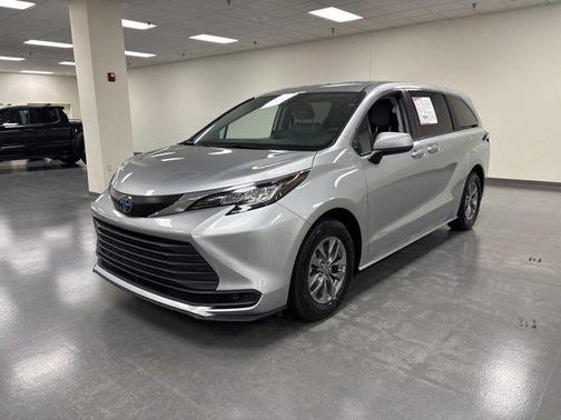 2023 Toyota Sienna LE