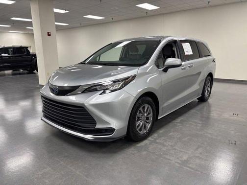 2023 Toyota Sienna LE