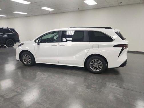 2025 Toyota Sienna LE