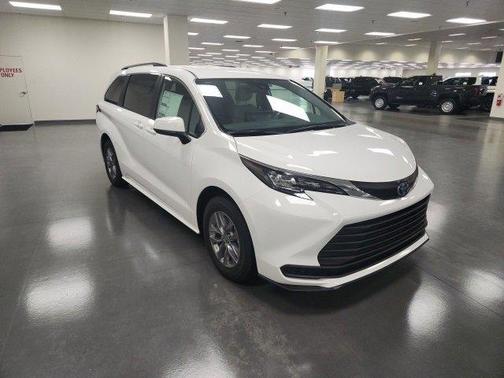 2025 Toyota Sienna LE