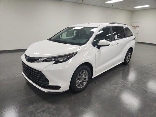 2025 Toyota Sienna LE