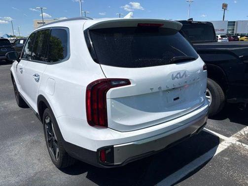 Glacial White Pearl 2024 Kia Telluride S