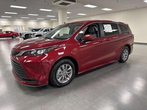 2024 Toyota Sienna LE
