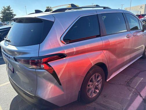 2024 Toyota Sienna LE