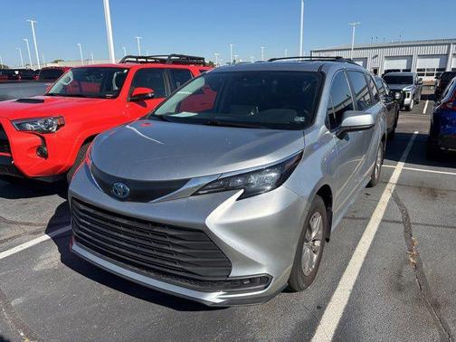 2024 Toyota Sienna LE