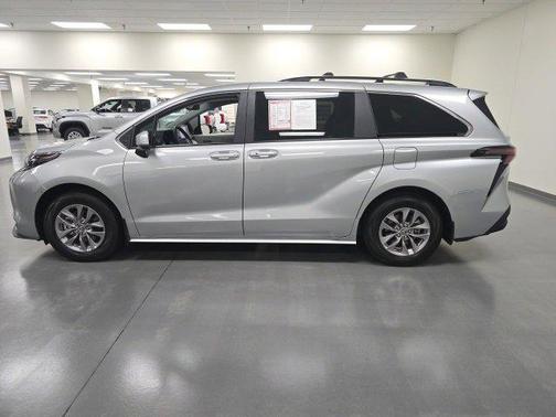2024 Toyota Sienna LE