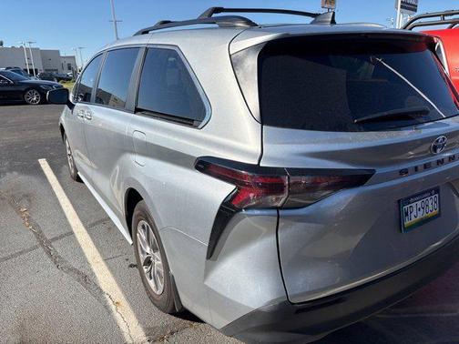 2024 Toyota Sienna LE