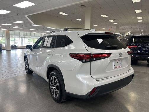 Wind Chill Pearl 2023 Toyota Highlander XLE