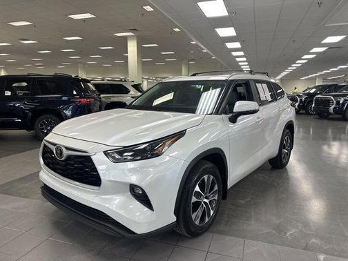Wind Chill Pearl 2023 Toyota Highlander XLE