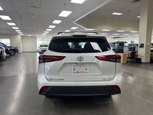 Wind Chill Pearl 2023 Toyota Highlander XLE