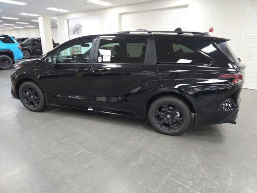 Midnight Black Metallic 2026 Toyota Sienna Woodland Edition