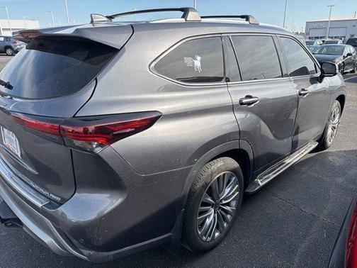 Magnetic Gray Metallic 2024 Toyota Highlander Platinum