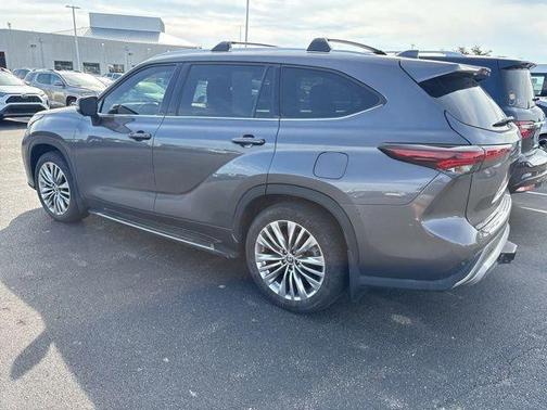 Magnetic Gray Metallic 2024 Toyota Highlander Platinum