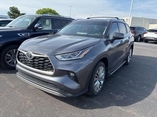 Magnetic Gray Metallic 2024 Toyota Highlander Platinum