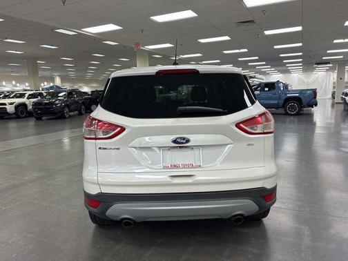 White Platinum Clearcoat Metallic 2016 Ford Escape SE