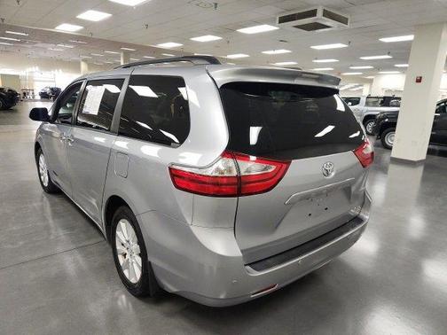 2017 Toyota Sienna XLE Premium