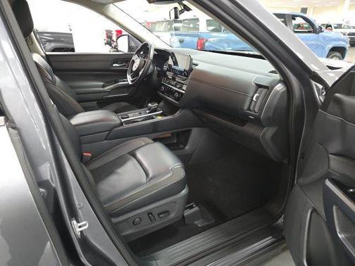2023 Nissan Pathfinder SL 4WD