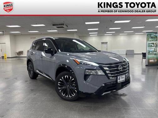 Boulder Gray Pearl/Super Black 2024 Nissan Rogue Platinum