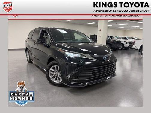 2025 Toyota Sienna LE