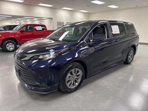 2023 Toyota Sienna LE