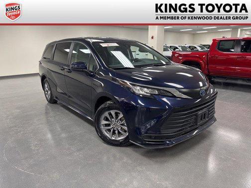 2023 Toyota Sienna LE