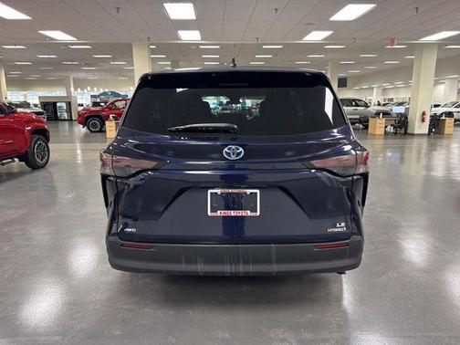2023 Toyota Sienna LE