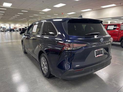 2023 Toyota Sienna LE