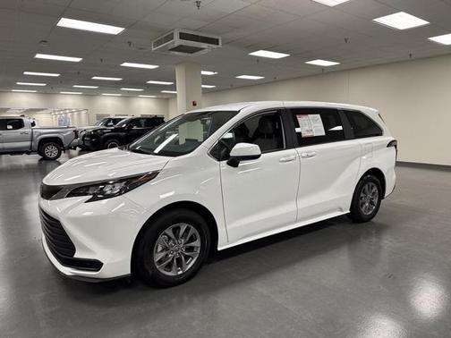 2025 Toyota Sienna LE