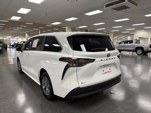 2025 Toyota Sienna LE