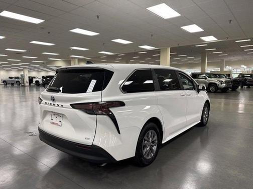 2025 Toyota Sienna LE