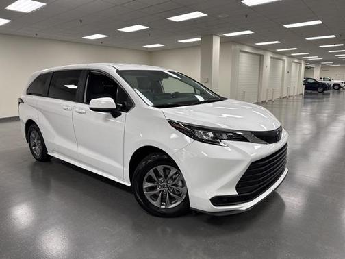 2025 Toyota Sienna LE