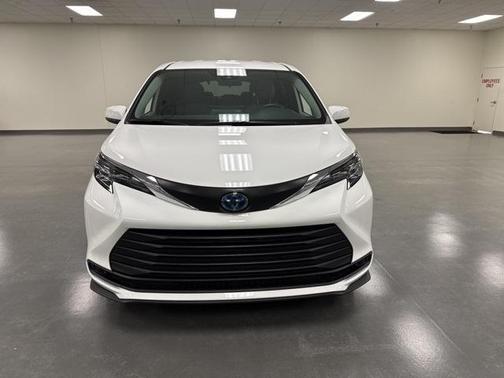 2025 Toyota Sienna LE