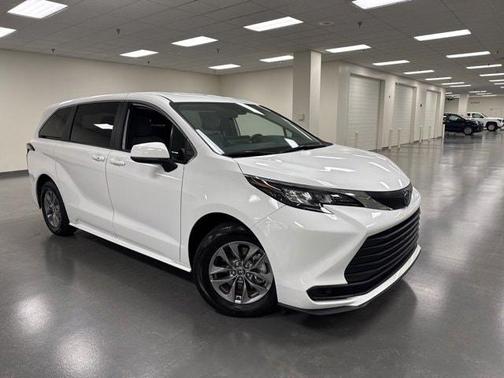 2025 Toyota Sienna LE