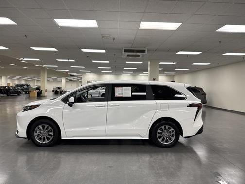 2025 Toyota Sienna LE