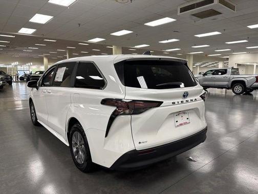 2025 Toyota Sienna LE