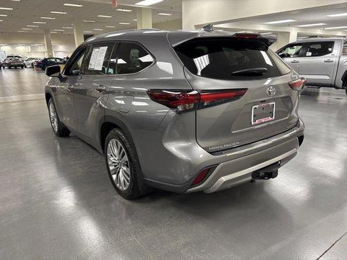 2025 Toyota Highlander Hybrid Platinum