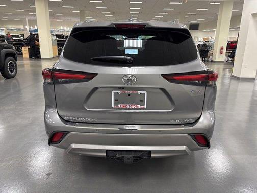 2025 Toyota Highlander Hybrid Platinum