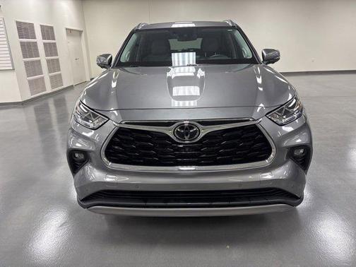 2025 Toyota Highlander Hybrid Platinum