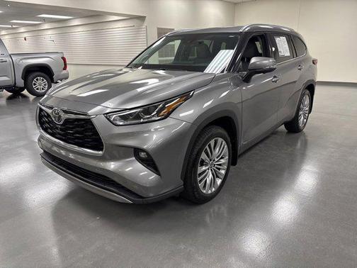 2025 Toyota Highlander Hybrid Platinum