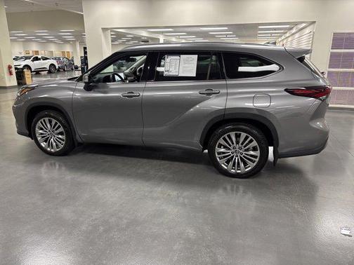 2025 Toyota Highlander Hybrid Platinum