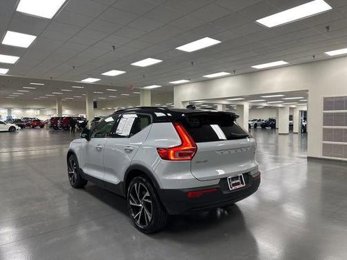 2022 Volvo XC40 T5 R-Design